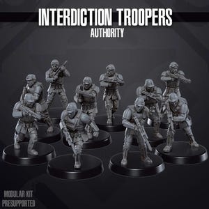Puede incluir: Un grupo de figuras grises en miniatura de soldados, cada uno con un rifle, de pie sobre bases circulares negras. El texto "INTERDICTION TROOPERS AUTHORITY" está en la parte superior. El texto "MODULAR KIT PRESUPPORTED" está en la parte inferior.