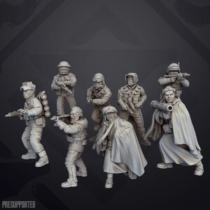 Peut inclure: Un ensemble de huit figurines miniatures en plastique gris de soldats, certains avec des armes, d'autres avec des sacs à dos et d'autres avec des capes. Les figurines sont posées dans différentes positions d'action.