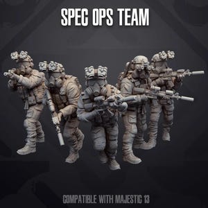Puede incluir: Cinco figuras de plástico gris de soldados que llevan equipo táctico y sostienen armas. Las figuras están en posición de combate. El texto "SPEC OPS TEAM" está en la parte superior de la imagen. El texto "COMPATIBLE WITH MAJESTIC 13" está en la parte inferior de la imagen.