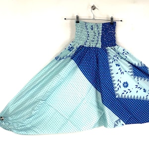 Puede incluir: Pantalones de patrón azul y azul claro con cintura elástica. Los pantalones tienen un diseño geométrico con lunares y un patrón tipo paisley.