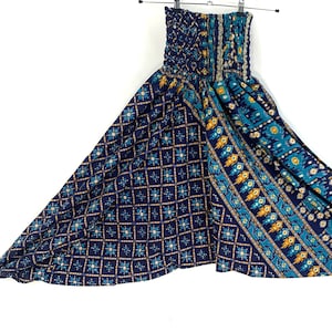 Puede incluir: Pantalones azules y dorados con estampado y cintura elástica. Los pantalones están hechos de una tela suave y fluida y tienen una pierna ancha.