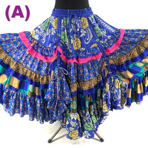 Puede incluir: Una falda de múltiples capas con una base azul y estampado floral. La falda tiene múltiples capas de tela en varios colores, incluyendo rosa, dorado, verde y azul. La falda está fruncida en la cintura y tiene un cierre de cordón.