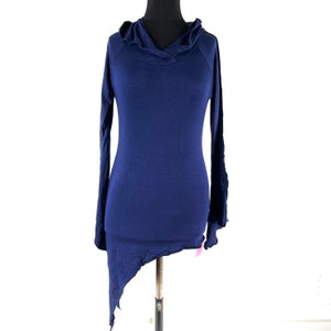 Könnte beinhalten: Eine marineblaue Tunika mit Kapuze und langen Ärmeln und einem drapierten, asymmetrischen Saum.