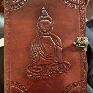 Carnet de notes, scrapbooking, journal ou album Bouddha. Couverture en cuir gaufré, papier uni fait main 18 cm x 11,5 cm x 2 cm