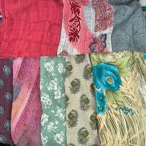 Puede incluir: Una colección de piezas de tela coloridas con varios patrones. Las telas incluyen diseños florales, paisley y geométricos en tonos de rosa, verde, azul y gris. Los textiles parecen ligeros y adecuados para ropa o proyectos de manualidades.