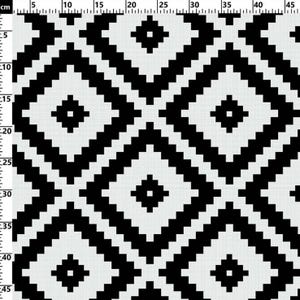Könnte beinhalten: Schwarz-weißes geometrisches Gewebe mit einem sich wiederholenden Rautenmuster. Das Design zeigt eine Reihe von schwarzen Rauten mit einem kleineren Quadrat in der Mitte, vor einem weißen Hintergrund. Das Gewebe wird in Zentimetern gemessen.