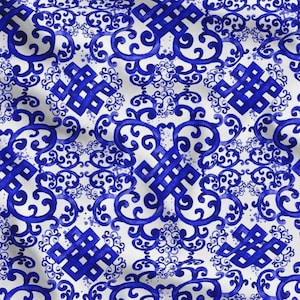 Puede incluir: Patrón repetitivo azul y blanco. El diseño presenta formas ornamentadas y arremolinadas y elementos geométricos. Los elementos azules están pintados con efecto acuarela, creando una apariencia texturizada. Ideal para tela o papel pintado.