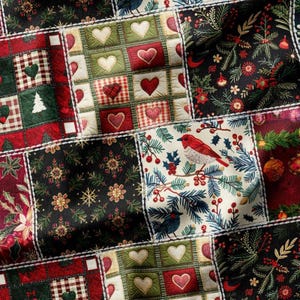 Peut inclure: Un tissu matelassé au motif patchwork composé de carrés alternés de cœurs rouges et verts, de panneaux noirs à flocons dorés et de panneaux blancs illustrant un oiseau rouge posé sur des branches de pin avec des baies et du houx.