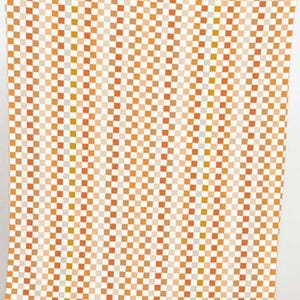 K&ouml;nnte beinhalten: Eine Decke mit einem sich wiederholenden Schachbrettmuster in Orange-, Beige- und Wei&szlig;t&ouml;nen. Die Quadrate sind gleichm&auml;&szlig;ig gro&szlig; und erzeugen ein ansprechendes Design. Die Decke besteht aus einem weichen Material und dient wahrscheinlich der W&auml;rme und dem Komfort.
