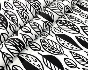 Tessuto con foglie bianche e nere, motivo botanico disegnato a mano, stile boho scandinavo.