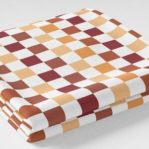 K&ouml;nnte beinhalten: Ein Set aus drei Keramikbechern mit gesprenkelter, matter Oberfl&auml;che. Die Becher sind in Creme-, Hellgrau- und Dunkelgraut&ouml;nen gehalten. Jeder Becher hat ein schlichtes, minimalistisches Design und einen abgerundeten Griff.