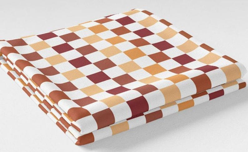 K&ouml;nnte beinhalten: Ein Set aus drei Keramikbechern mit gesprenkelter, matter Oberfl&auml;che. Die Becher sind in Creme-, Hellgrau- und Dunkelgraut&ouml;nen gehalten. Jeder Becher hat ein schlichtes, minimalistisches Design und einen abgerundeten Griff.