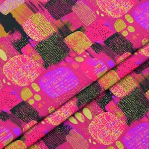 Puede incluir: Tela rosa brillante con un patrón abstracto de formas geométricas. El diseño incluye círculos, cuadrados y formas irregulares en tonos rosa, negro, amarillo y morado. La tela tiene una apariencia texturizada.