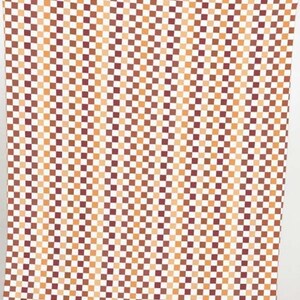 K&ouml;nnte beinhalten: Ein gro&szlig;es, rechteckiges Textil mit einem sich wiederholenden Schachbrettmuster. Die Quadrate wechseln sich in Braun-, Orange- und Wei&szlig;t&ouml;nen ab. Das Textil h&auml;ngt und das Muster ist &uuml;ber die gesamte Oberfl&auml;che sichtbar.