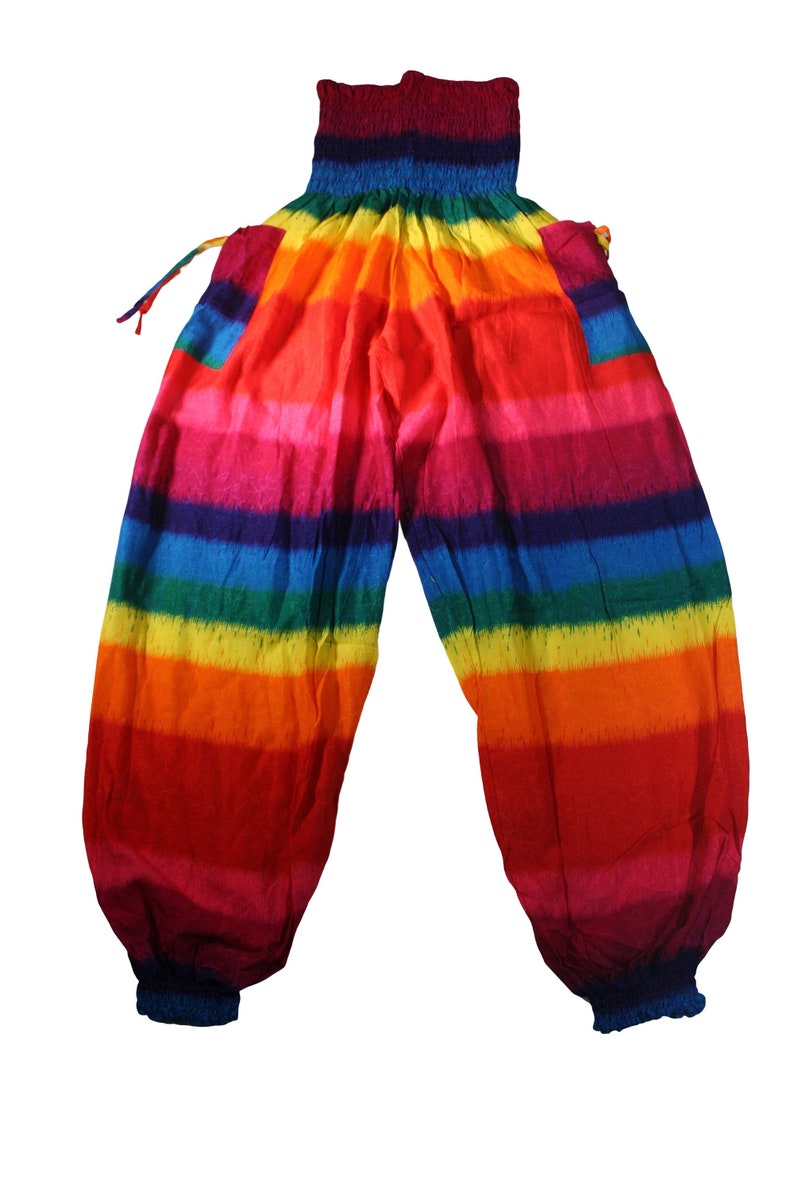 Pu&ograve; includere: Pantaloni harem a righe arcobaleno con vita e caviglie arricciate. I pantaloni presentano bande orizzontali rosse, arancioni, gialle, verdi, blu e viola. Hanno una vestibilit&agrave; ampia e tasche.