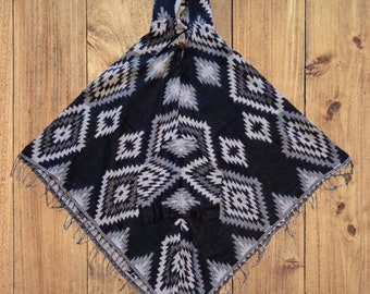 Poncho en laine ultradouce à motifs noir gris