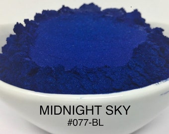Puede incluir: Primer plano de un cuenco blanco lleno de polvo azul oscuro. El polvo está etiquetado como "MIDNIGHT SKY #077-BL".