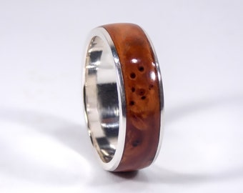 Anillo de madera de tejo con nudos, anillo ancho de madera curvada con revestimiento y bordes de plata de ley.