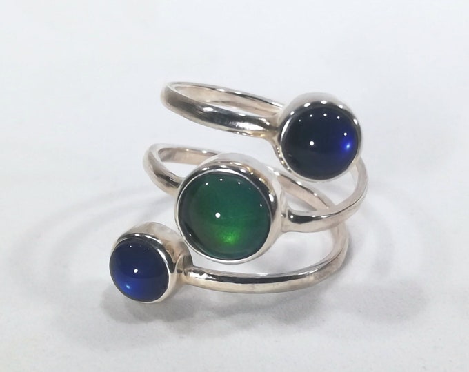 Three Stone Mood Ring. Bright Colour Changing with Two Stages of Colour. Beautiful, Distinctive and Elegant Gift Idea