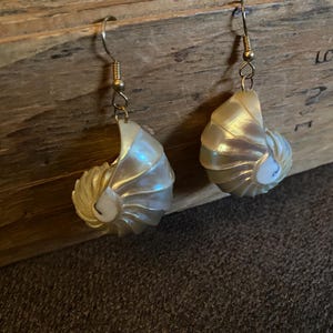 Pendientes colgantes vintage de concha de nautilus perlada con alambres para orejas perforadas
