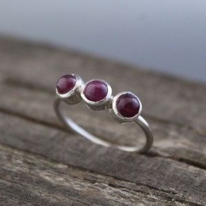Naturlig rubinring - Handgjord ädelstensring - Juli födelsesten - Röd ädelsten - 925 sterlingsilver - Jubileumsring - Solitärring