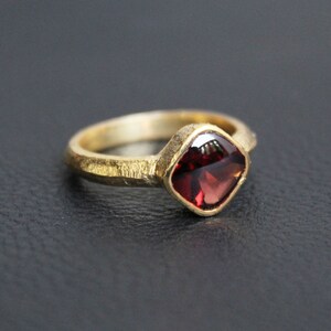 Granatring – Geburtsstein Januar – Roter Edelstein – 925er Sterlingsilber – Handgefertigter Ring – Natürlicher Almandin-Granat – Goldring