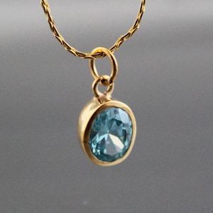 Collana in quarzo topazio blu - Ciondolo per la guarigione dell'ansia - Ciondolo con pietra preziosa blu - Placcato in oro micron - Collana fatta a mano - Regalo per lei