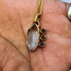 Collana in quarzo topazio blu - Ciondolo per la guarigione dell'ansia - Ciondolo con pietra preziosa blu - Placcato in oro micron - Collana fatta a mano - Regalo per lei