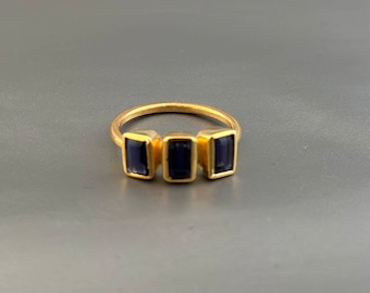 Anel de Iolita Genuína – Prata de Lei, Banho de Ouro, Gema com Corte Quadrado (Pedra do Mês de Setembro)