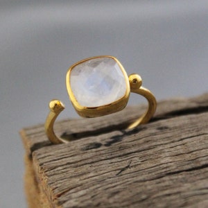 Rainbow Moonstone Ring - Blue Flash Gemstone - June Birthstone  - 925 Sterling Silver - Handmade ring - White Gemstone - Gold Ring