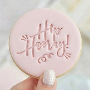 ¡Hurra! - Sello de fondant para galletas en relieve - Celebration Baking