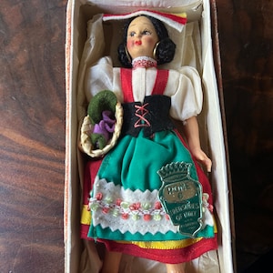 6 dolls. Treasures of Italy.  1950&#39;s. Traditional regional costumes. 6&quot; in original boxes