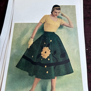 30 Vintage Modefotografien. und Zeichnungen auf weißem Papier montiert. Abendkleider, Damen-Business-Kleidung, Sommerkleider. Kleine und große Bilder