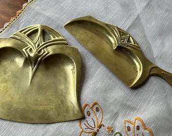Antique 1920’s brass Art Deco crumb catcher dust pans. 3.5”x11”, 7.25” x 7.5”. Table cleaner set, Silent Butler, Butler’s crumb and dust pan