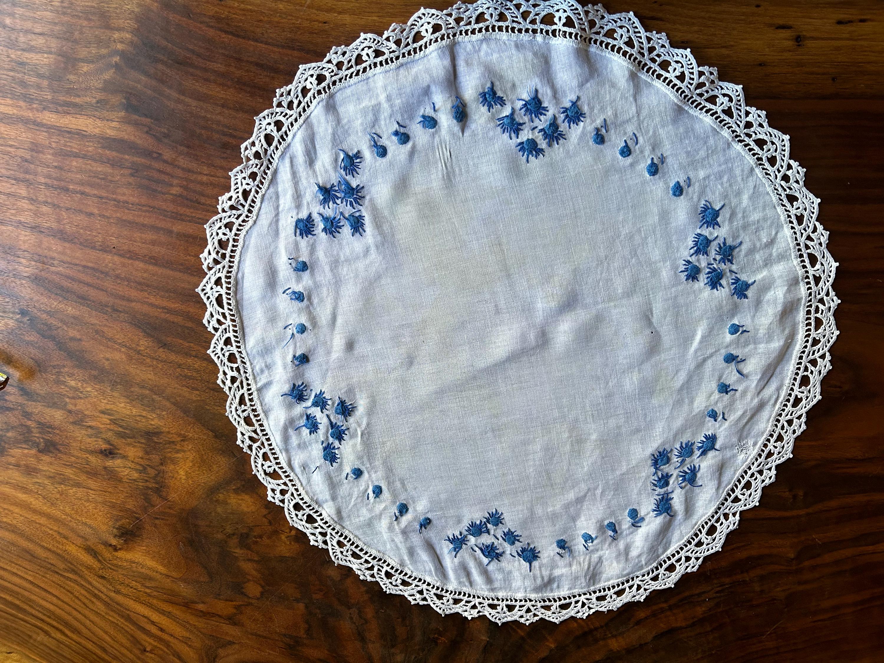 青い花の刺繍が施された直径 24 インチのヴィンテージ コットン