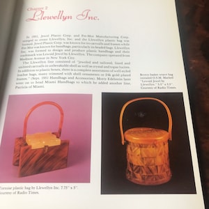 Libro "Bolsos de plástico: Esculturas para llevar" de Kate E. Sooner. Guía de bolsos vintage.