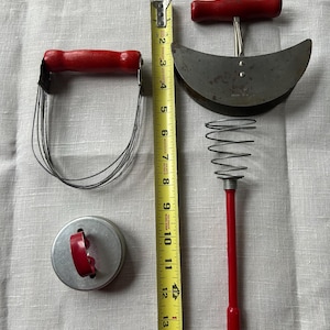 Ensemble d'ustensiles de cuisine vintage, poignées rouges, emporte-pièces en métal