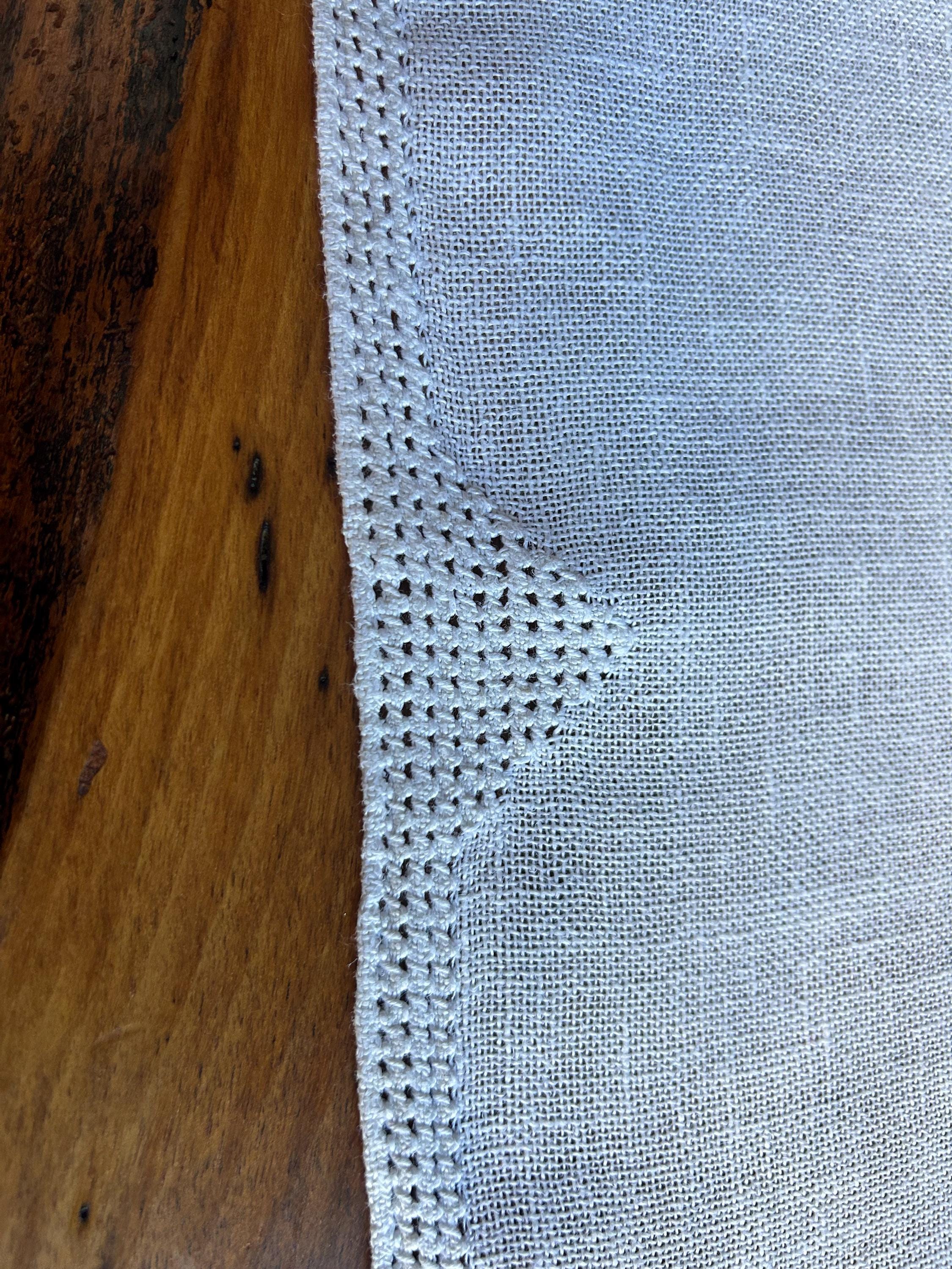 青い花の刺繍が施された直径 24 インチのヴィンテージ コットン