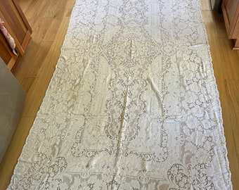 Grande nappe en dentelle de coton de 48 x 107 po. En très bon état. Fabriqué à la machine.