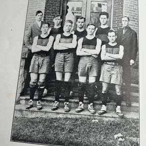 Willamette University 1915 college yearbook. “The Comet”. Student, faculty,  buildings and sports photos. Very worn cover binding entact.
