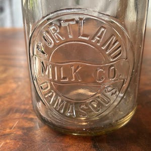 bouteille de lait vintage d&#39;un litre. Verre clair. Portland Milk Co. Damascus