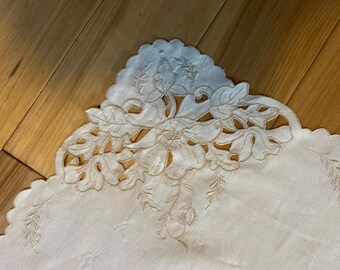 Vintage linen cream 33” square tablecloth with 4 matching napkins. Floral open work and beige scalloped edging.