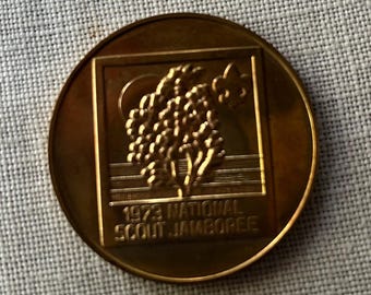 1973 Boy Scout Jamboree coin, 4 lapel pins: Bobcat Cub Scout. Bird, Smiley Face, Barefoot.