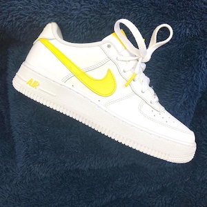 &quot;Nike Air Force 1 One mit &quot;&quot;Yellow&quot;&quot; Swoosh bemalt.&quot;