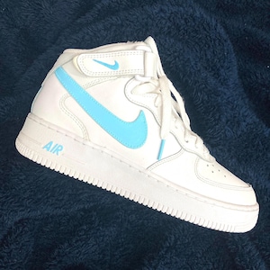 &quot;Nike Air Force 1 One Midtop mit &quot;&quot;Light Sky Blue&quot;&quot; bemaltem Swoosh.&quot;