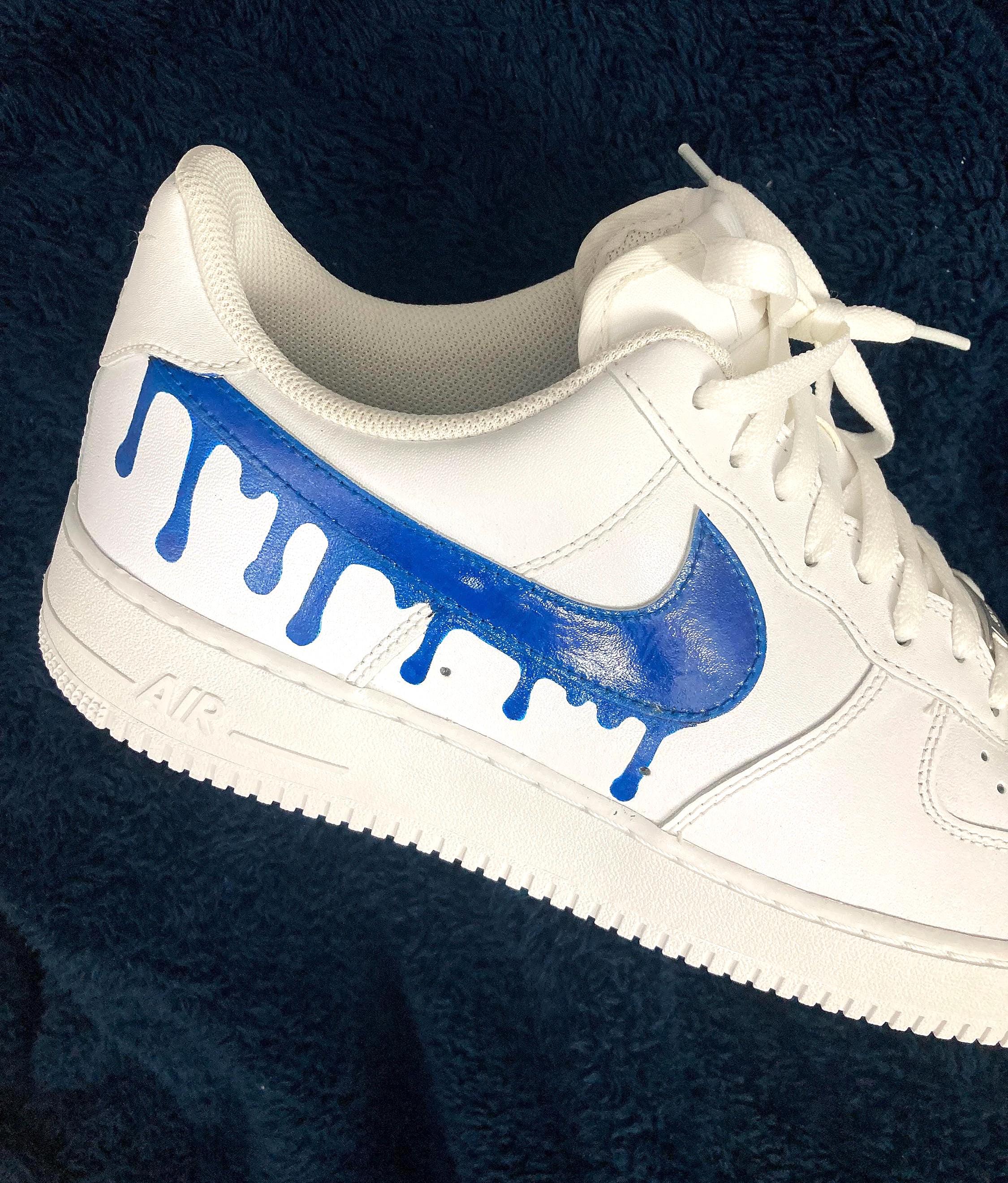 ナイキ エア フォース 1 ワンの「ドリップ ブルー」スウッシュの