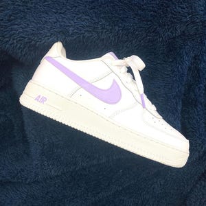 Custom Nike Air Force 1 One painted ‘Lavender’ Swoosh