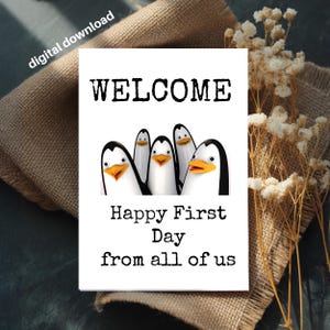 Puede incluir: Una tarjeta de felicitación blanca con la palabra "WELCOME" en negrita negra. Presenta un grupo de pingüinos de dibujos animados con picos naranjas y caras sonrientes. El texto "Happy First Day from all of us" está impreso debajo.