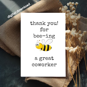 Könnte beinhalten: Eine weiße Karte mit dem Text "thank you! for bee-ing a great coworker" und einer Cartoon-Bienen-Illustration. Die Worte "digital download" befinden sich in der oberen linken Ecke. Die Karte liegt auf einer Jutefläche mit getrockneten Blumen.