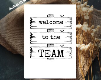 Könnte beinhalten: Eine digitale Download-Karte mit den Worten "welcome to the TEAM" in Schwarz, gestaltet wie Holzbretter. Kleine Vogelillustrationen befinden sich über jeder Zeile. Die Karte liegt auf einer Jutefläche mit getrockneten Blumen.